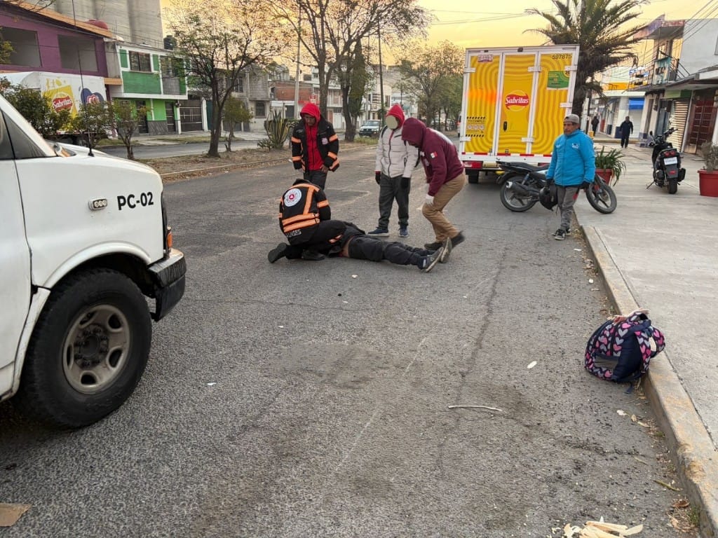 Padre e hija heridos tras derrapar en motocicleta en Apizaco; PC los traslada al IMSS